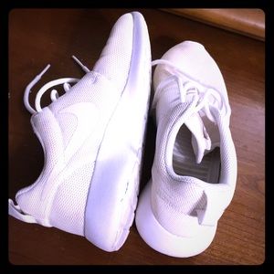 White nike roshes